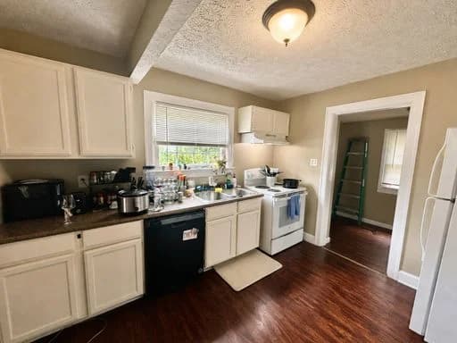 Lexington apartments for rent - Property image - 715 Golfview Drive - 2