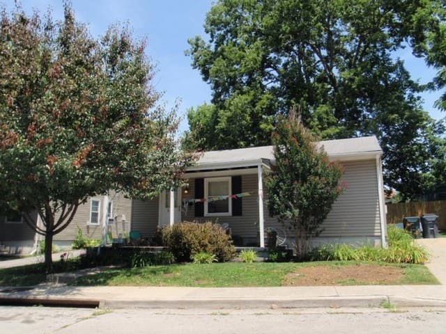 Lexington apartments for rent - Property image - 621 Golfview Drive - Charismatic - 1