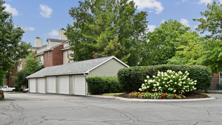 Lexington apartments for rent - image - Patchen Oaks Apartments - Exterior Green Spaces & Garages
