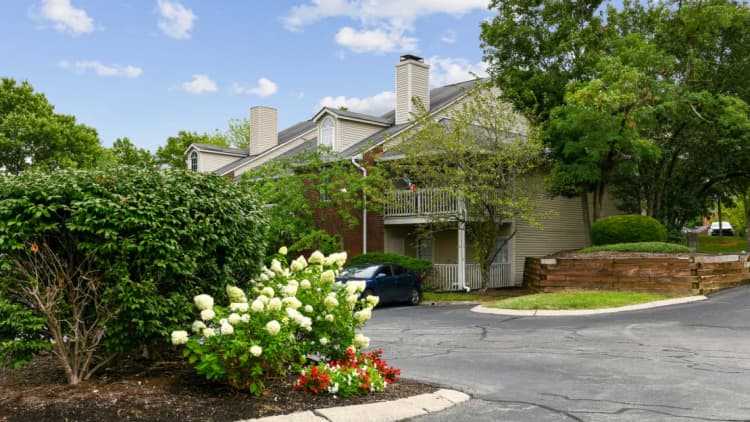 Lexington apartments for rent - image - Patchen Oaks Apartments - Exterior Green Spaces