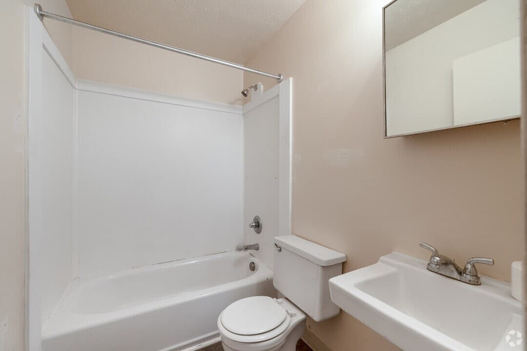 Lexington apartments for rent - image - mount-tabor-townhouses-lexington-ky-2br-1ba---700sf---bathroom.jpg