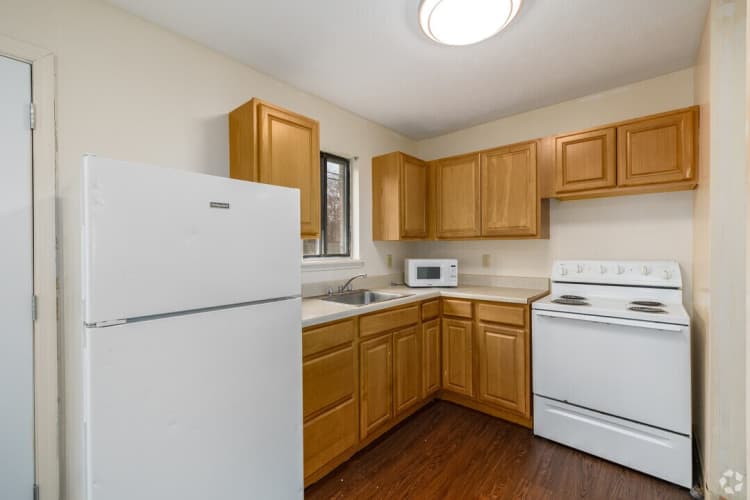 Lexington apartments for rent - image - mount-tabor-townhouses-lexington-ky-2br-1ba---700sf---kitchen.jpg