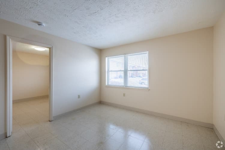 Lexington apartments for rent - image - walnut-hill-apartments-lexington-ky-1br-1ba---550sf---710---living-room.jpg