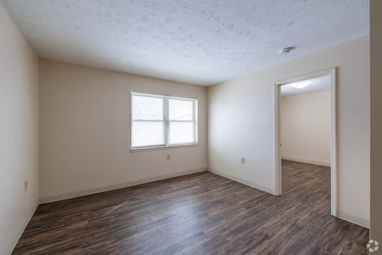 Lexington apartments for rent - image - walnut-hill-apartments-lexington-ky-1br-1ba---550sf---713---living-room.jpg