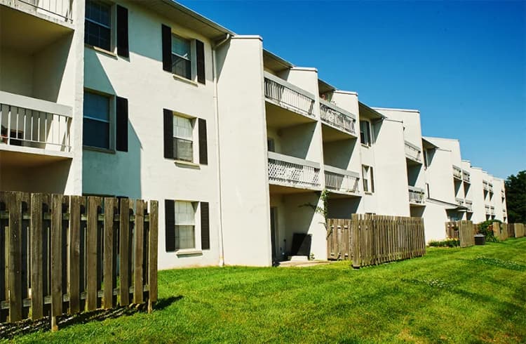 Lexington apartments for rent - image - exterior patio_web.webp