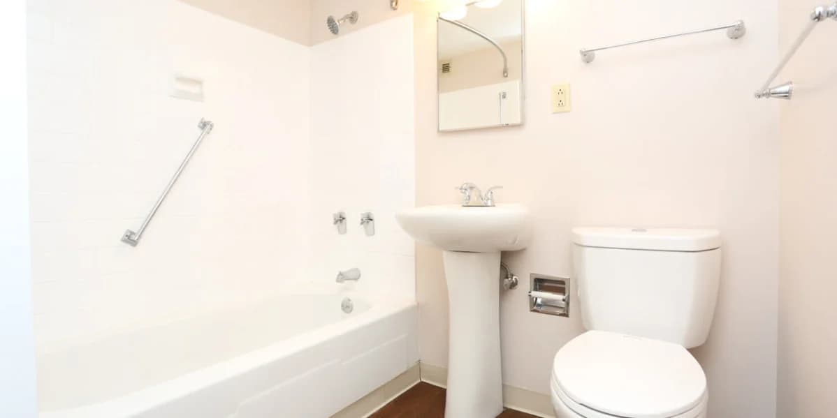 Lexington apartments for rent - image - Rose_Tower_Bathroom_pnxtsa.webp