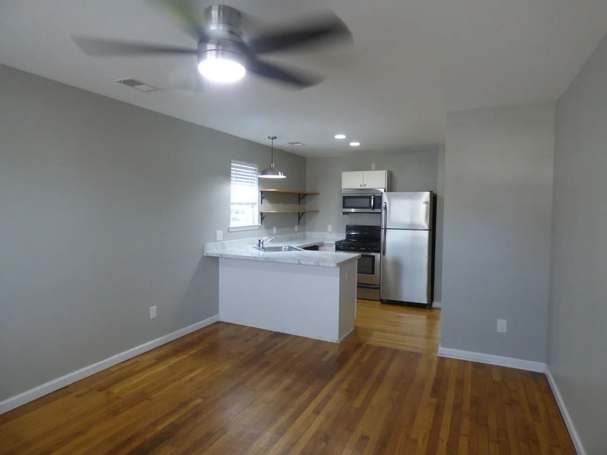 Lexington apartments for rent - Property image - 914 N. Limestone St. - 3