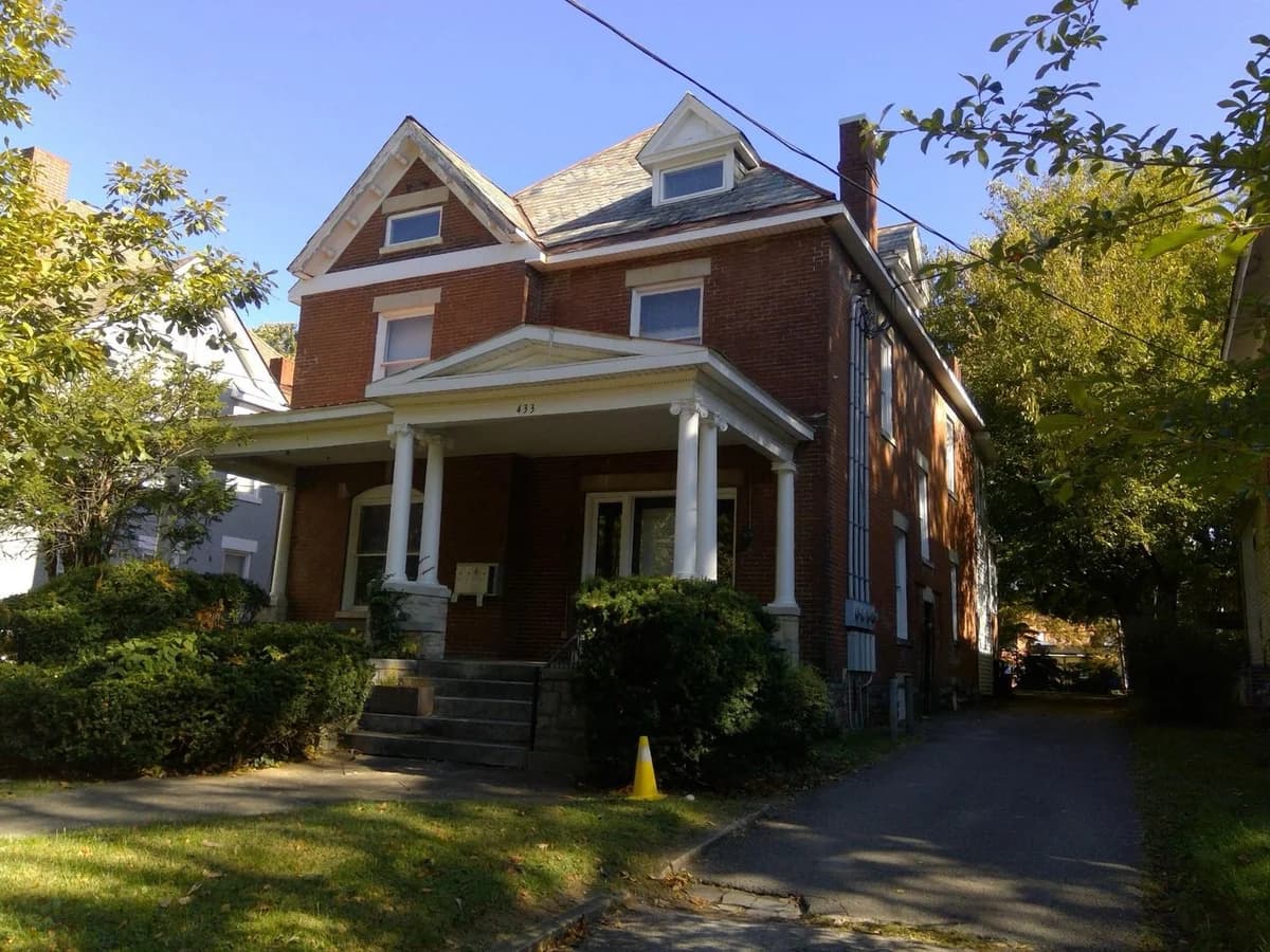 Lexington apartments for rent - Property image - 433 East Maxwell Street - 1