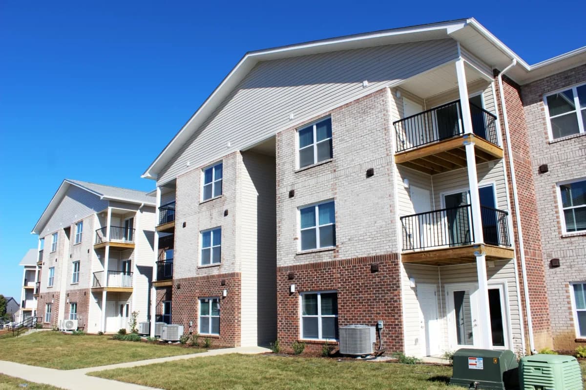 Lexington apartments for rent - image - Oakdale Apartments - Building 1.webp