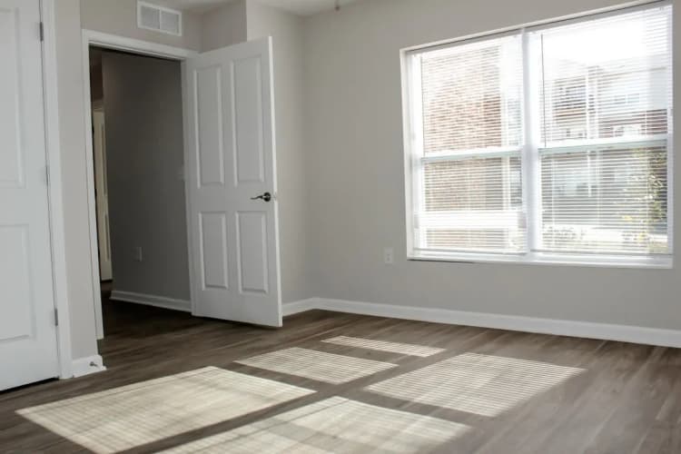 Lexington apartments for rent - image - Oakdale Apartments - Bedroom.webp