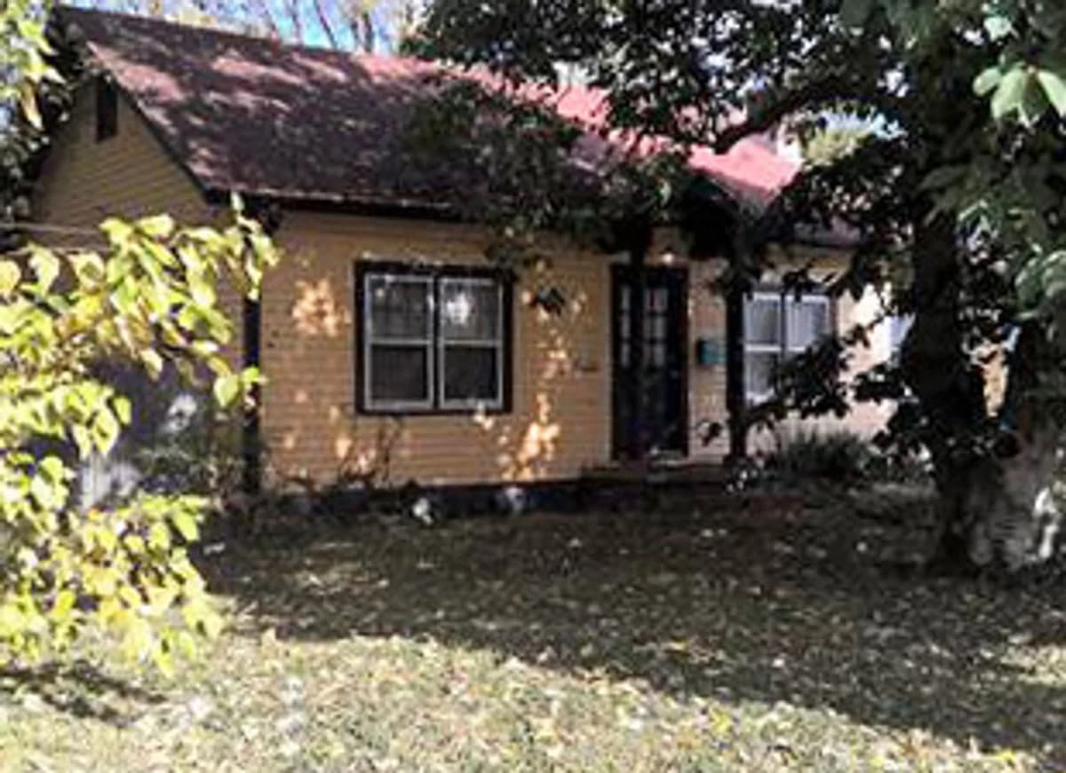 Lexington apartments for rent - Property image - 901 N. Limestone St. - 1