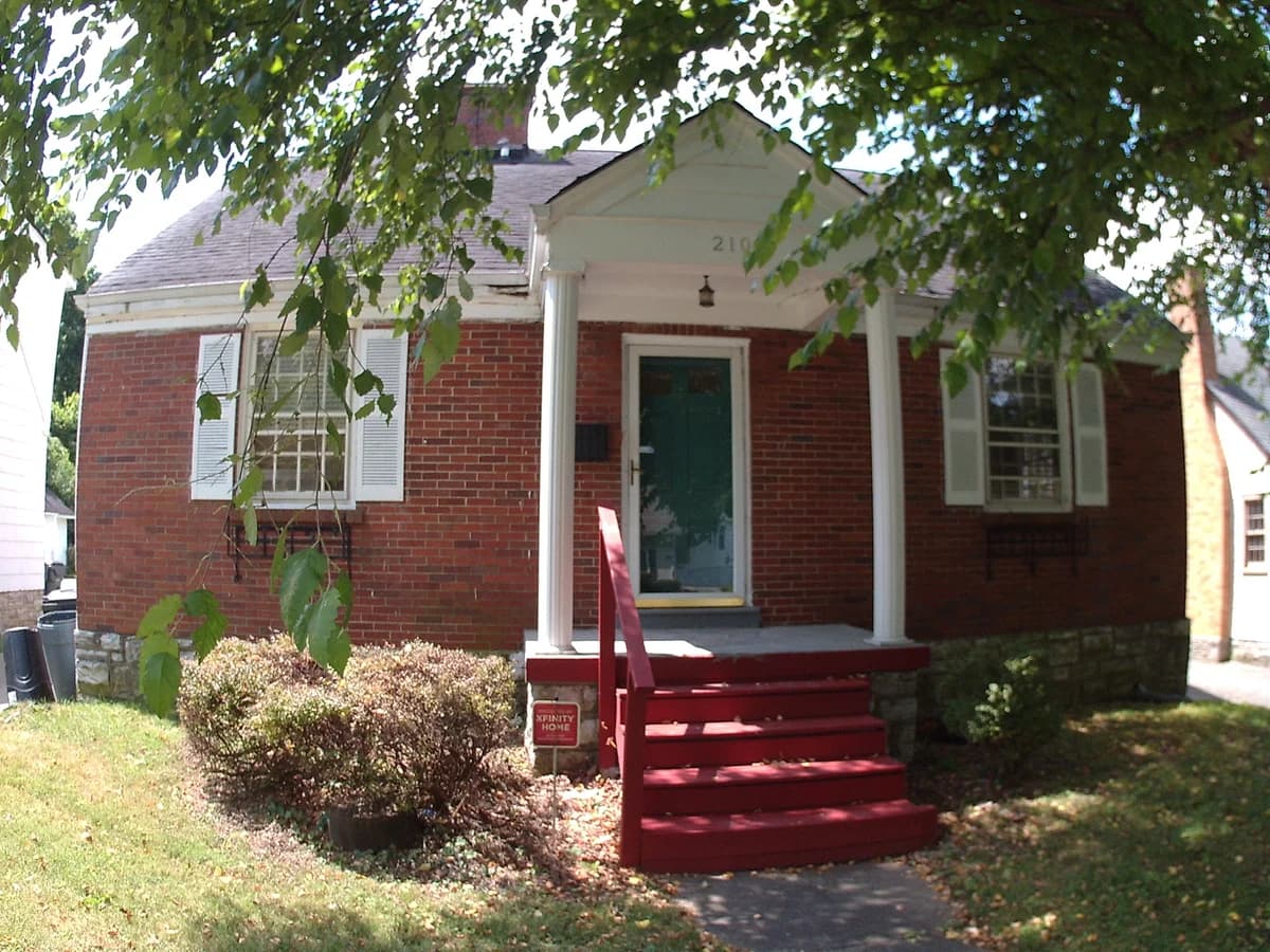 Lexington apartments for rent - Property image - 210 Floral Park - 1