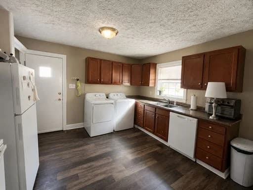 Lexington apartments for rent - Property image - 733 Golfview Drive - 2