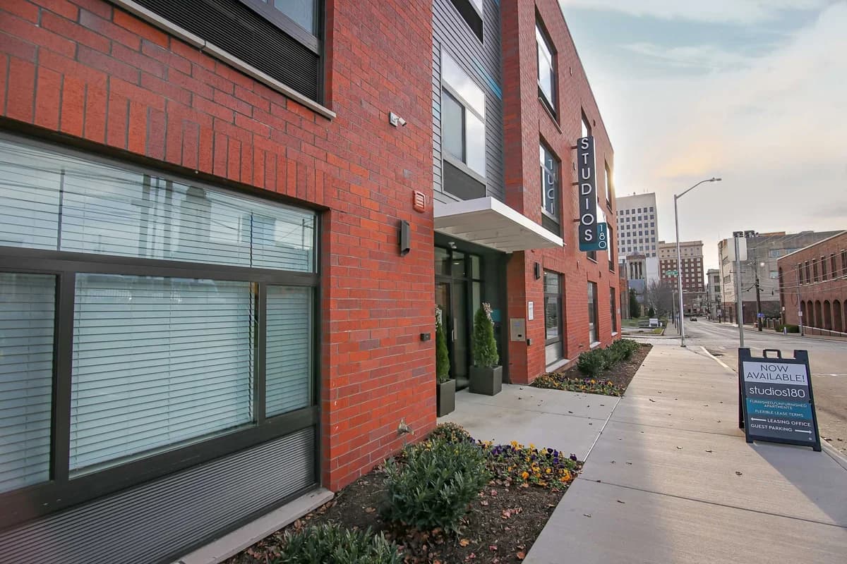 Lexington apartments for rent - Property image - Studios 180 - 2