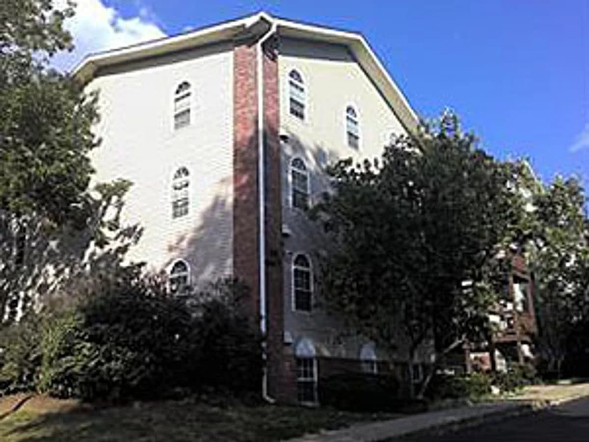 Lexington apartments for rent - Property image - 1081 S Broadway - 1