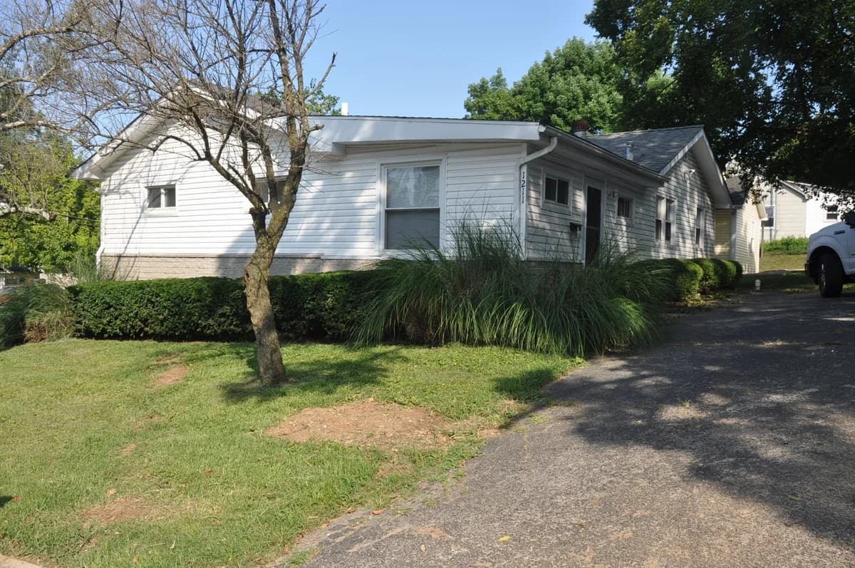 Lexington apartments for rent - Property image - 1211 Devonshire - 2